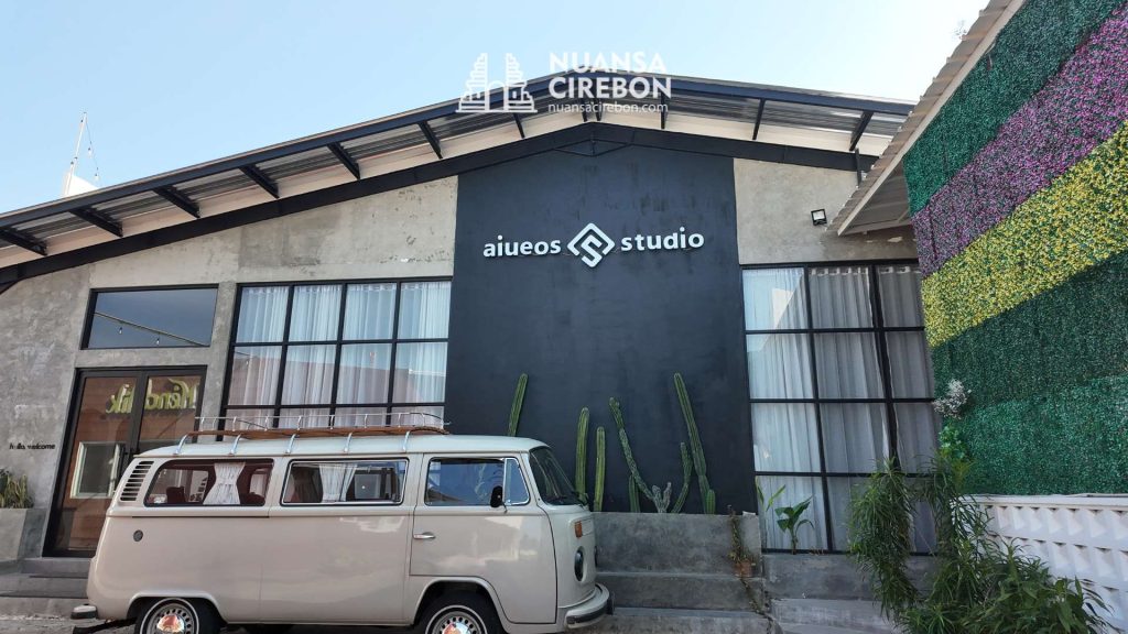 1. AIUEOS Studio Foto