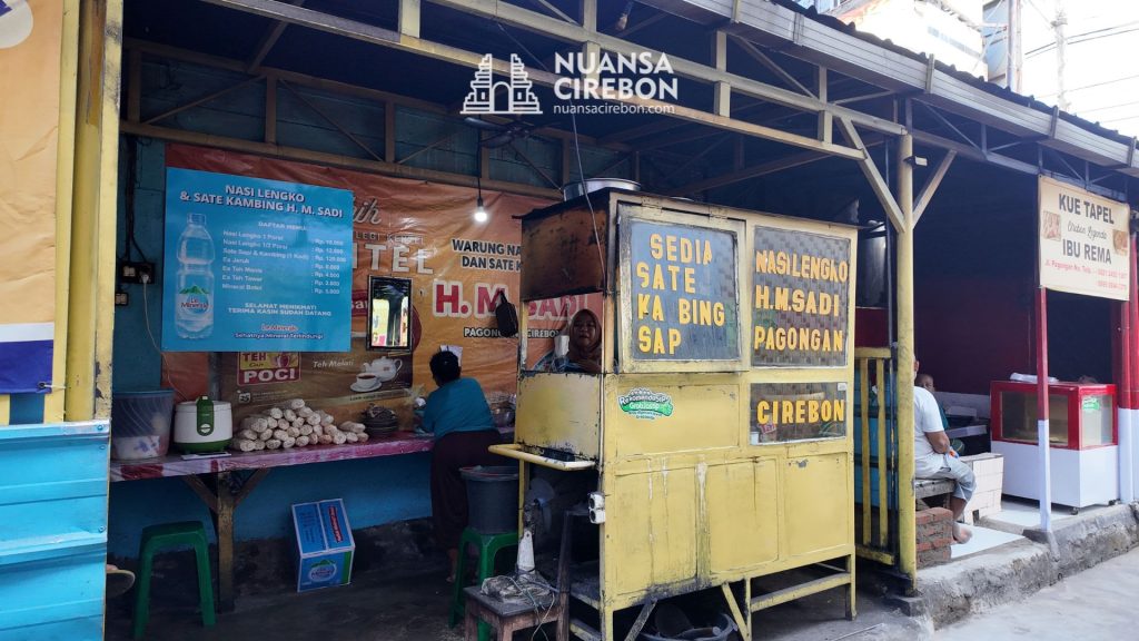 2. Nasi Lengko H M Sadi & Kue Tapel 'Mbak Lena'